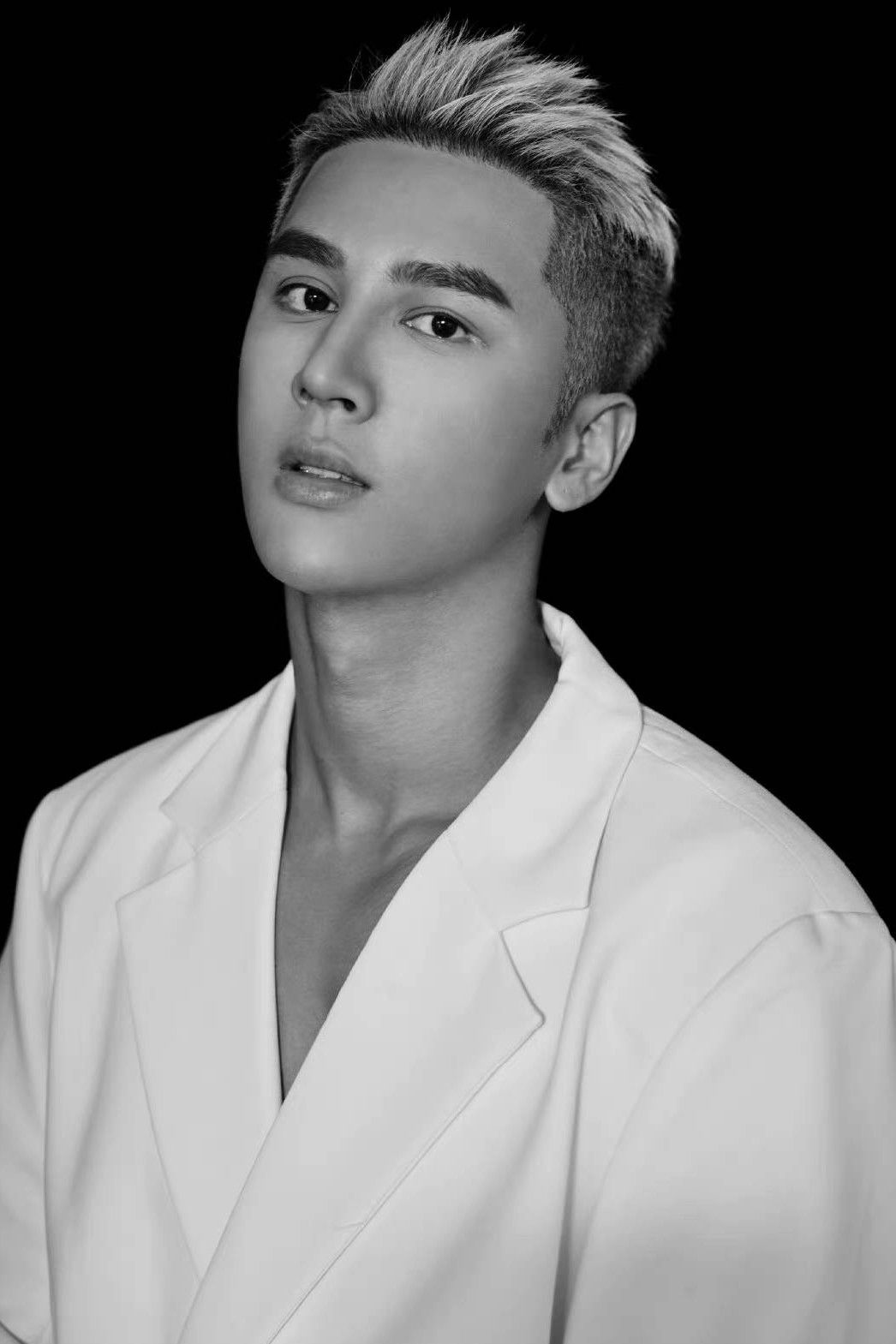 Dong Yufeng backdrop