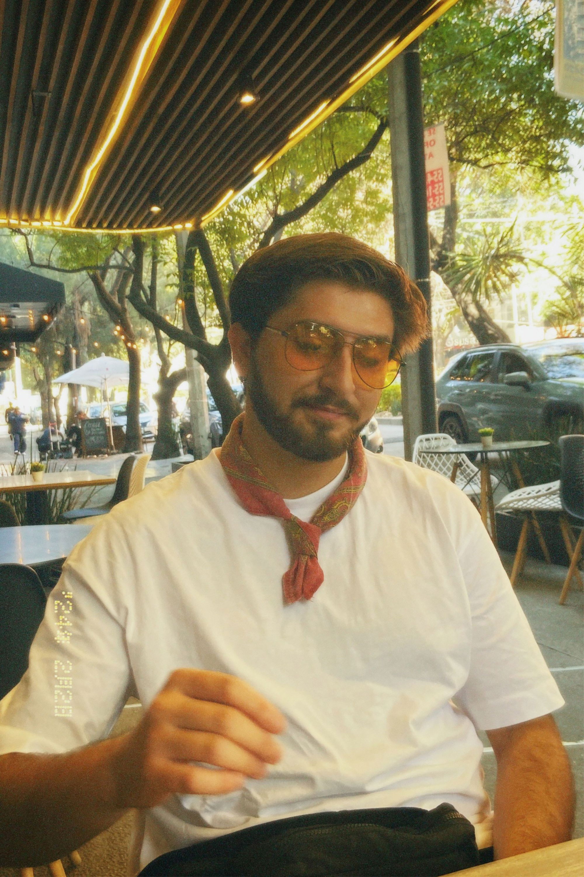 Isay Rodríguez backdrop