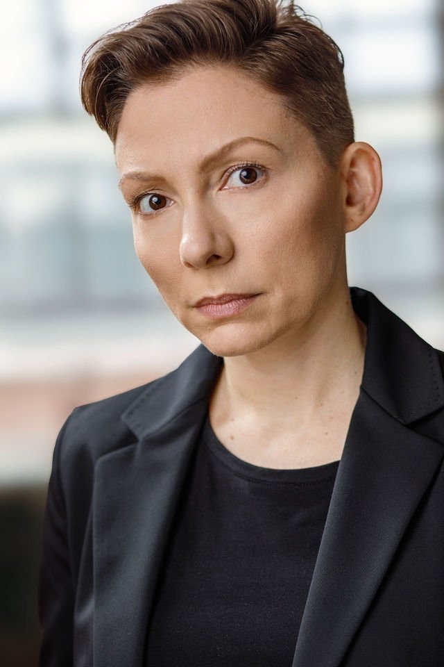 Iona Leighton backdrop