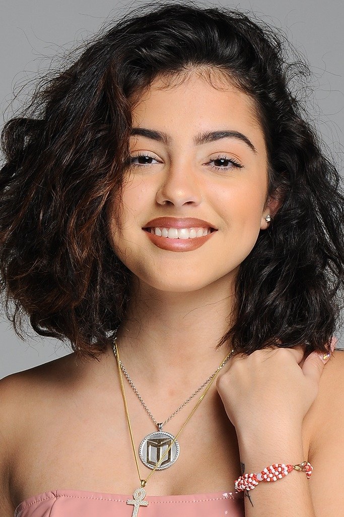 Malu Trevejo backdrop