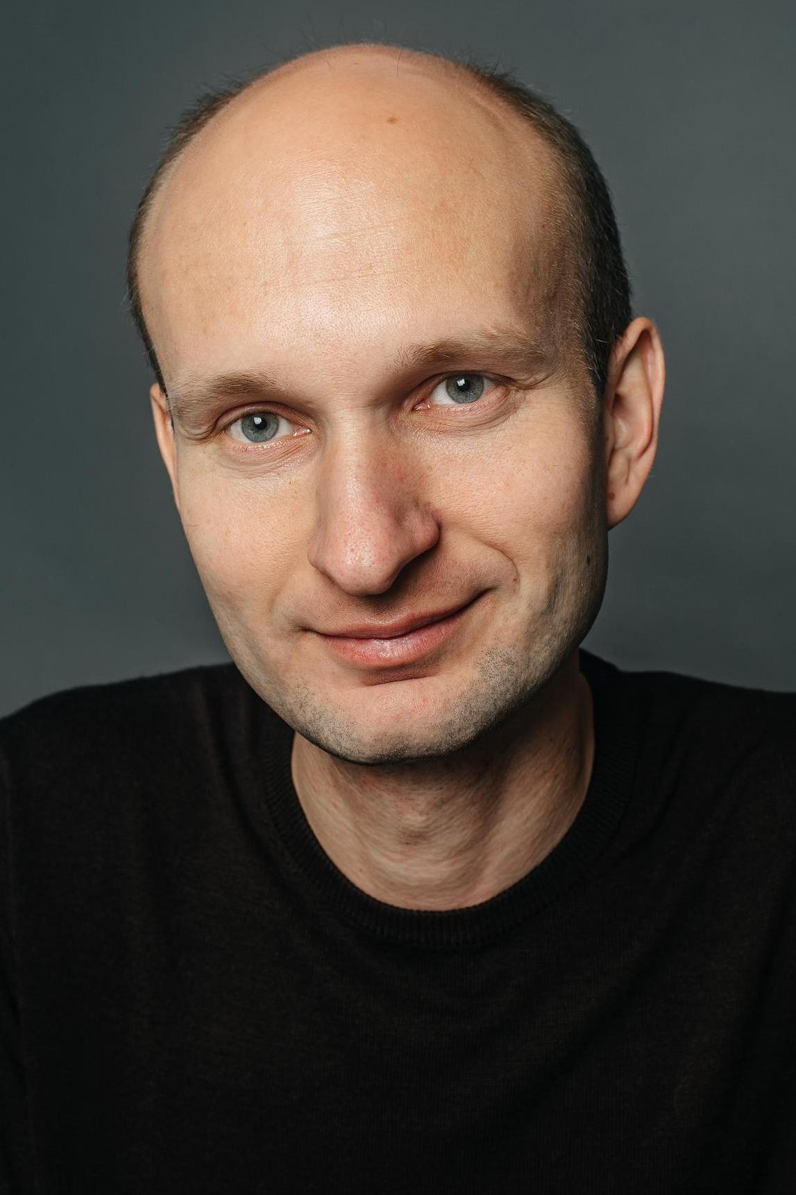 Aleksey Sharanin backdrop