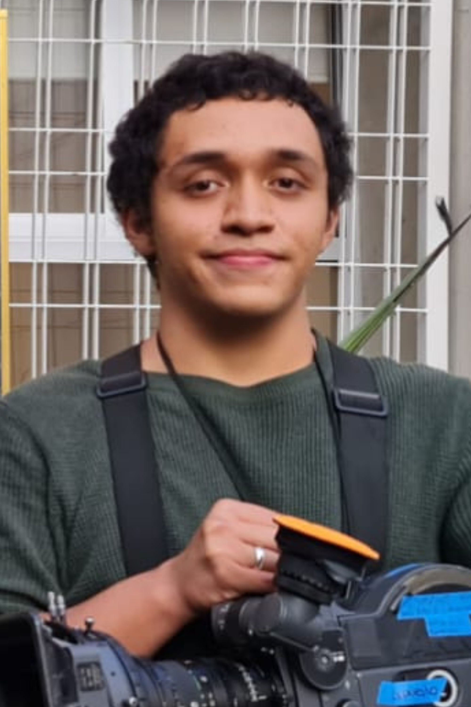 Eduardo Ramírez backdrop