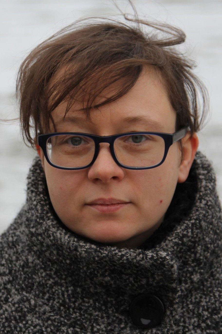 Edina Csüllög backdrop