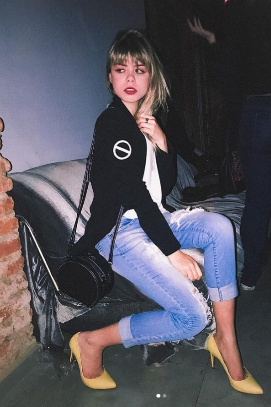 Isabela Samuelsson backdrop