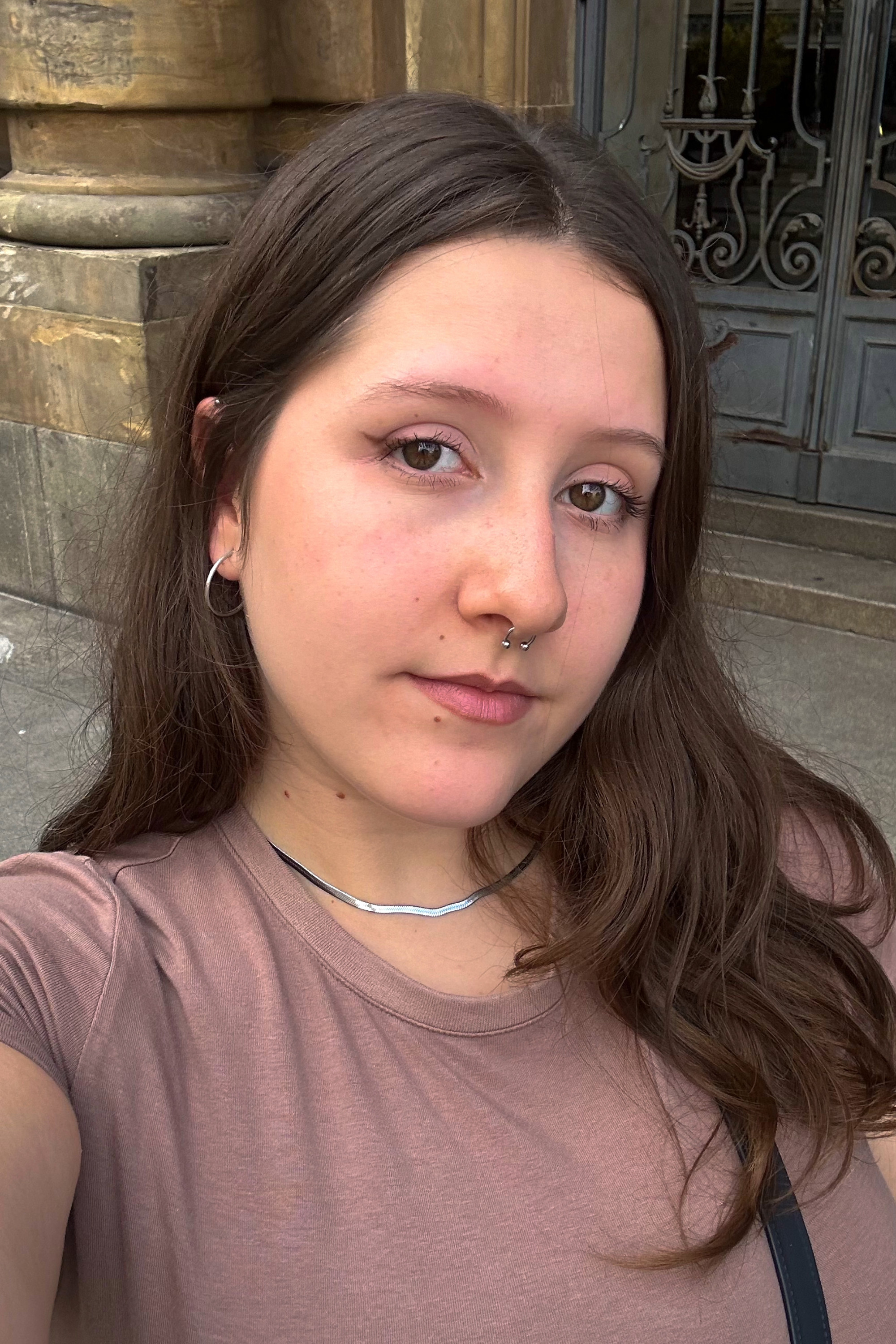 Camila Loiola backdrop