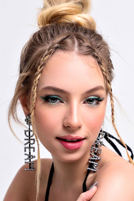 Fernanda Schneider backdrop