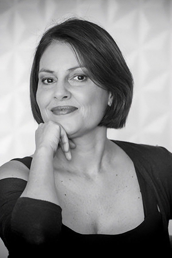 Stefania Fernandes backdrop