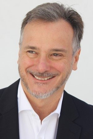 Julio Pereira backdrop