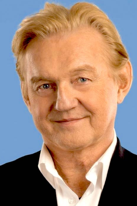 Finn Kalvik backdrop