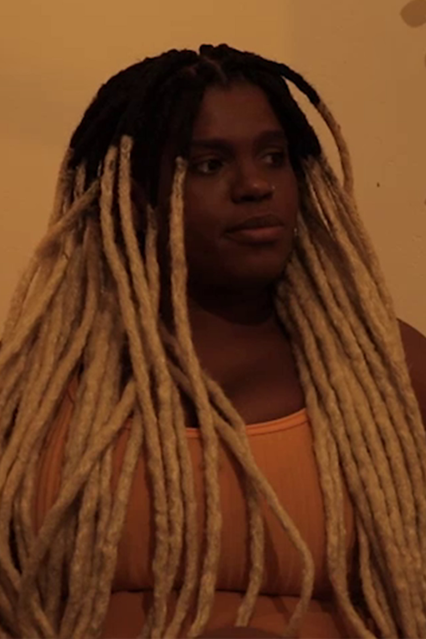 Estefane Oliveira backdrop