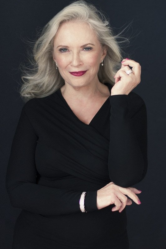 Suzan Džeferis backdrop