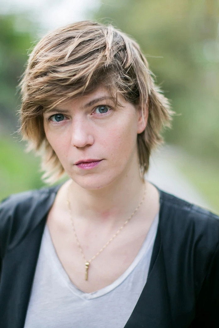 Chloé Barreau backdrop