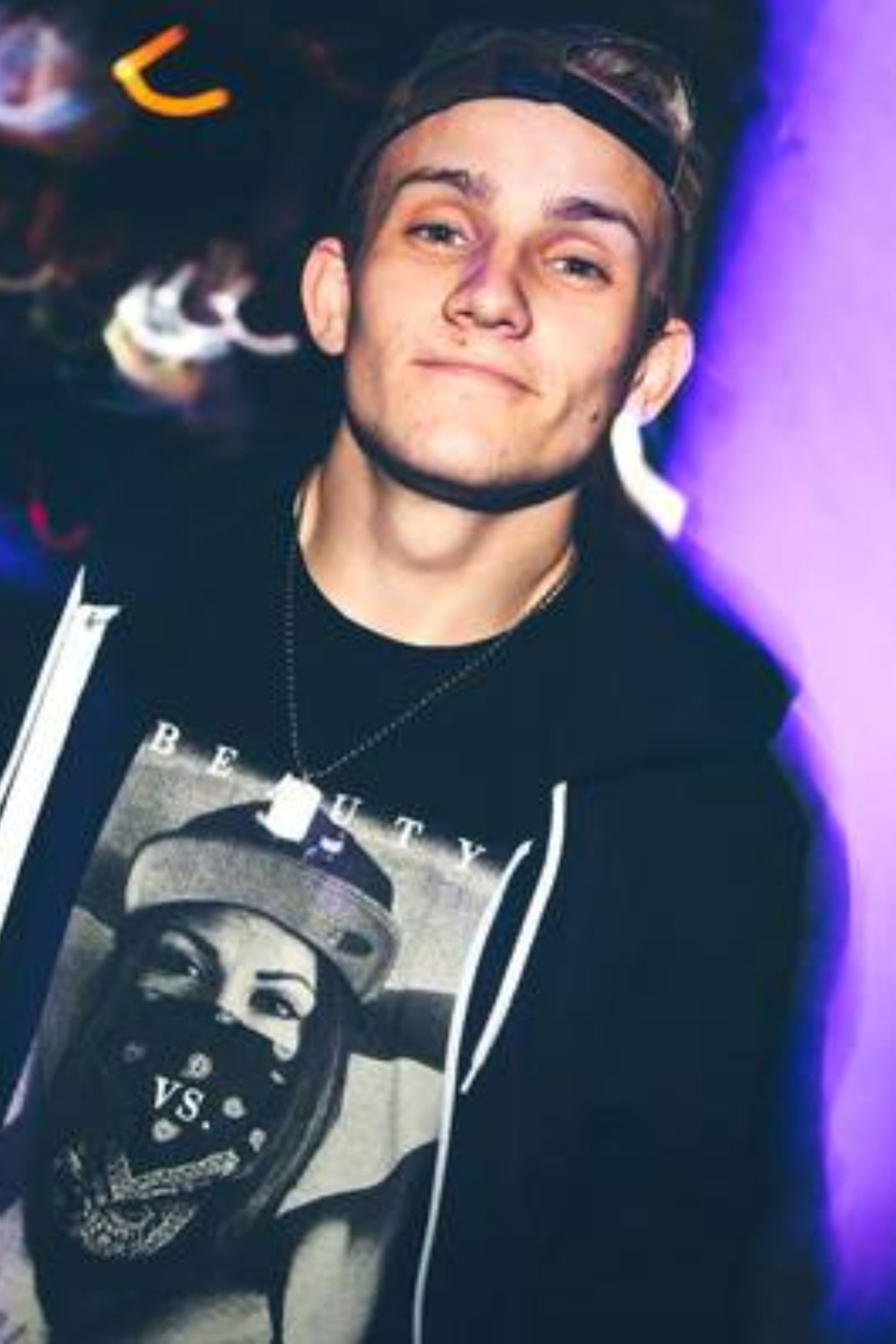 Eiqu Miller backdrop