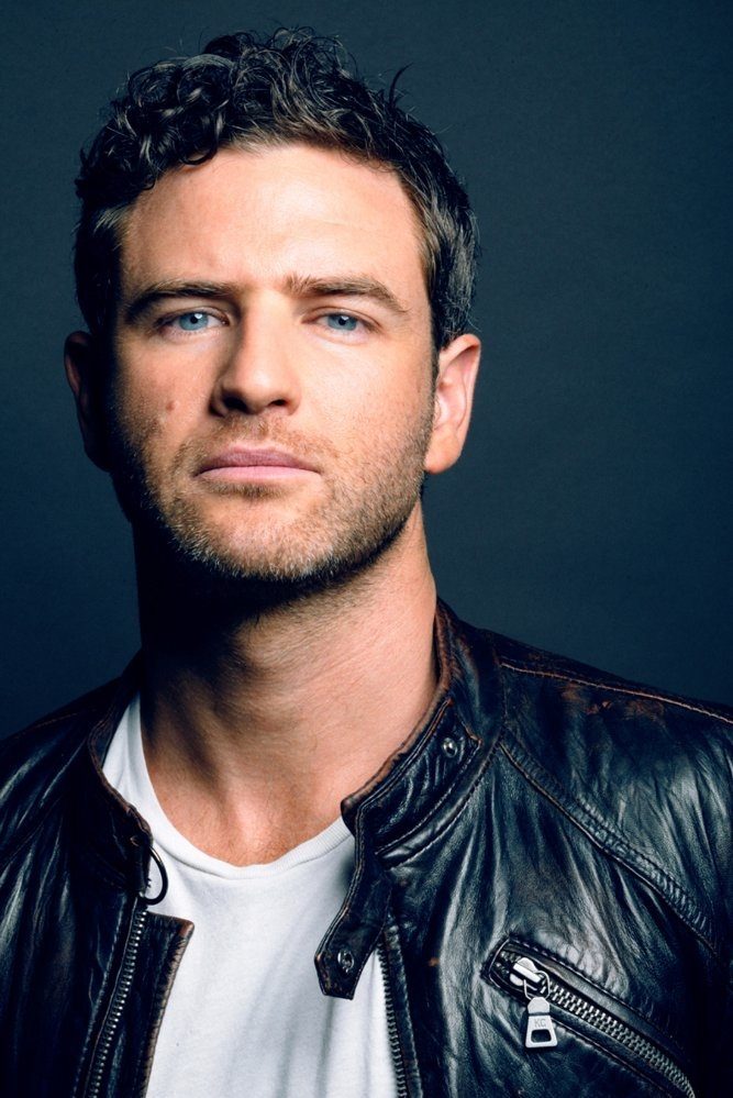 Bernard Këri backdrop