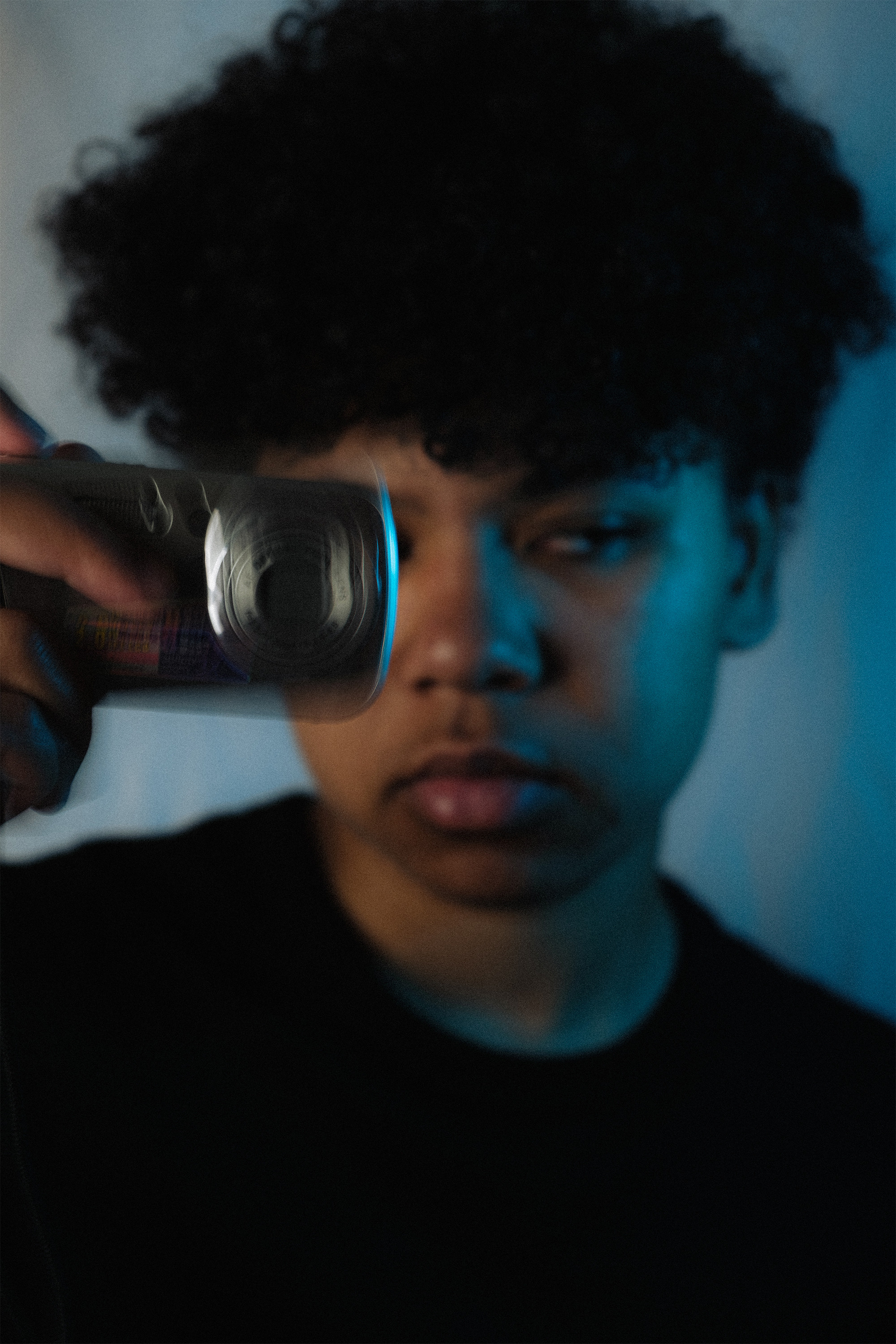 Hélios Tovondahy backdrop