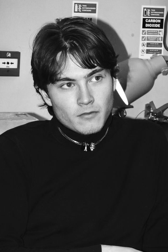 Kris Guštin backdrop