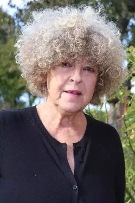 Elisabeth Reynaud backdrop