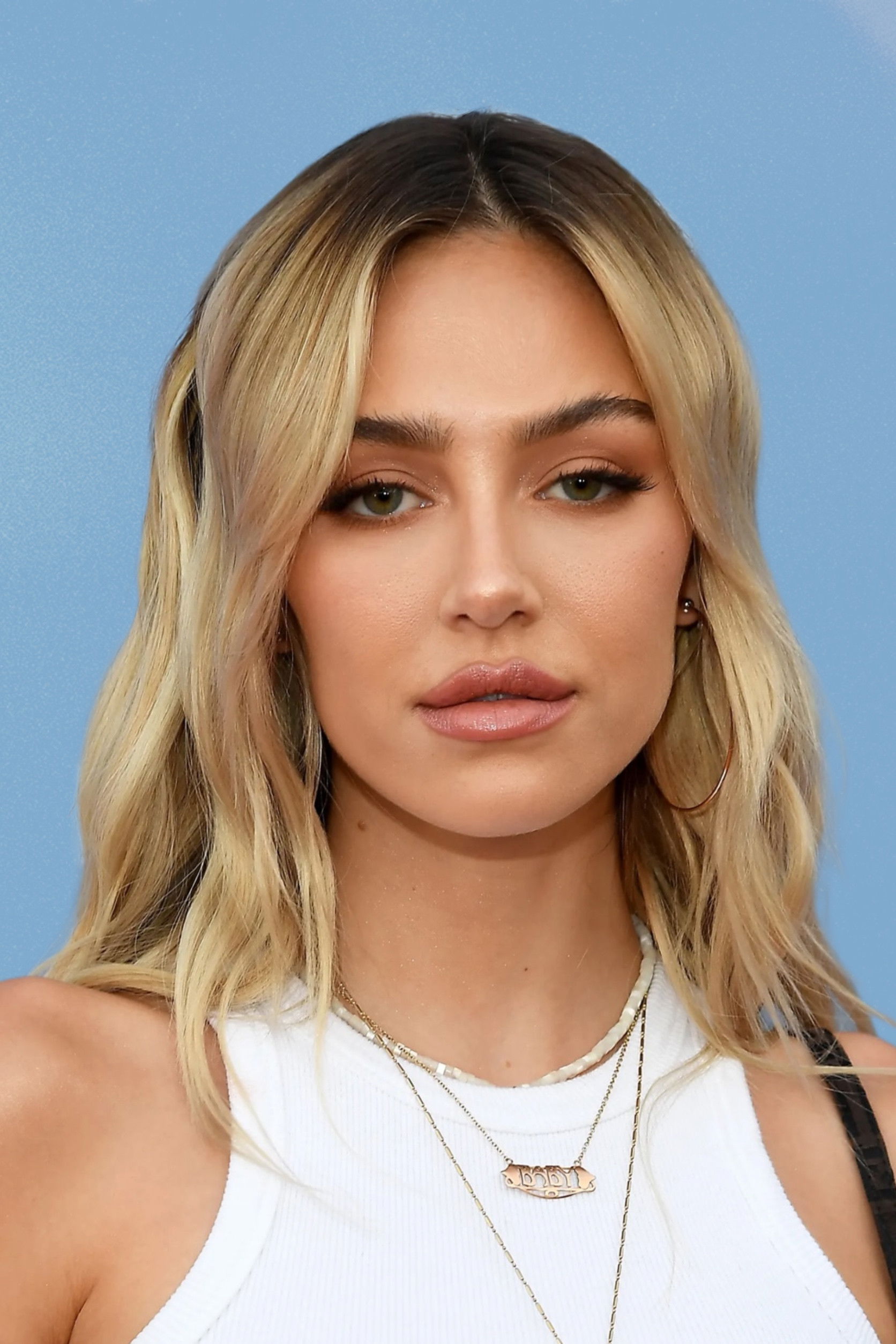 Delila Hamlin backdrop