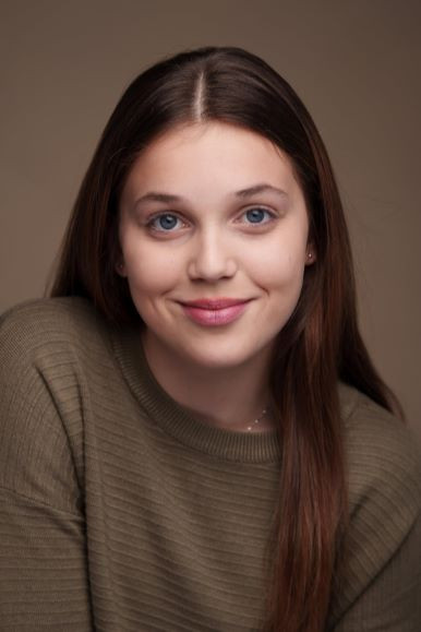 Maïla Valentir backdrop