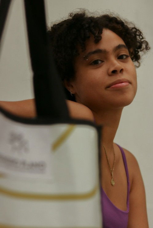 Laura de Souza backdrop