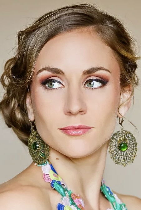 Antoinette Dennefeld backdrop