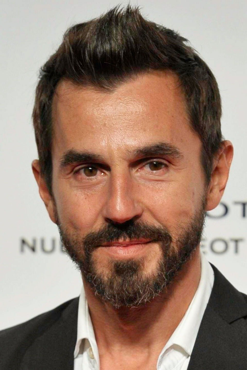 Santi Millán backdrop