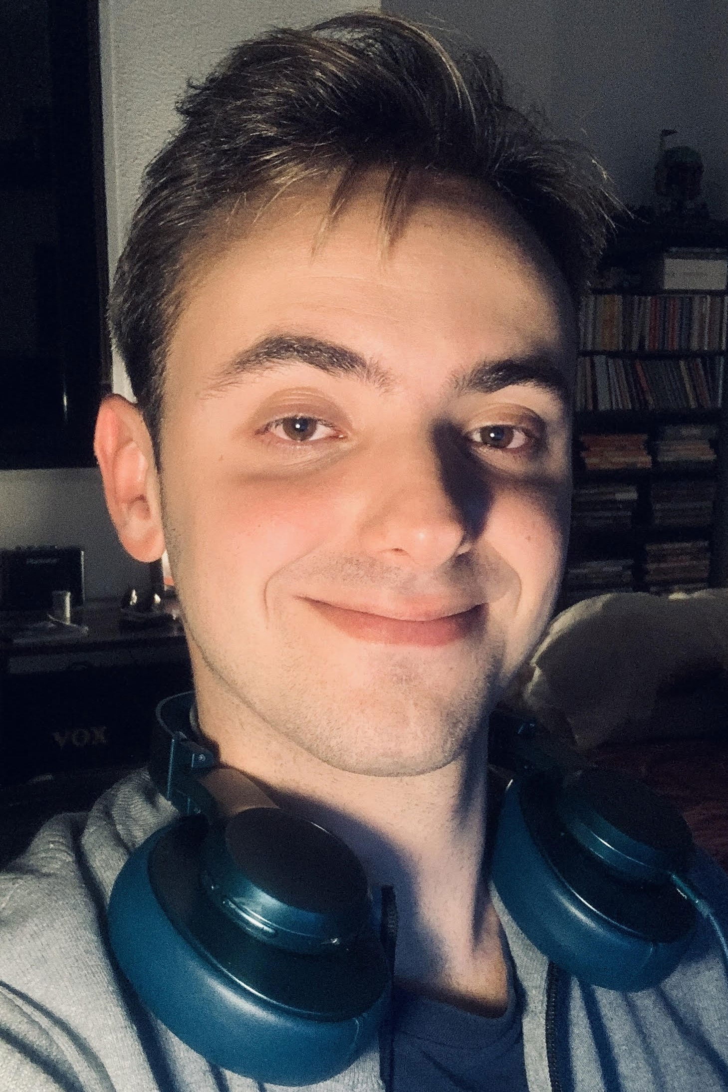 Alejandro Lorente backdrop