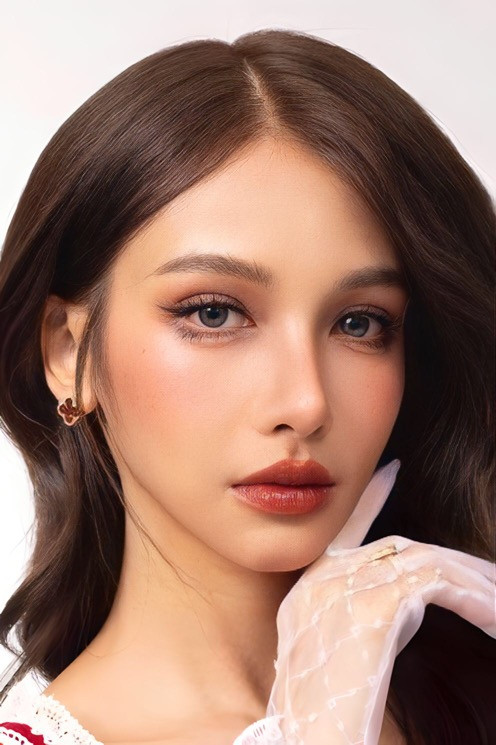 Pichsinee Veerasuthima backdrop