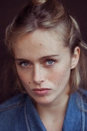 Alienor Bouvier backdrop