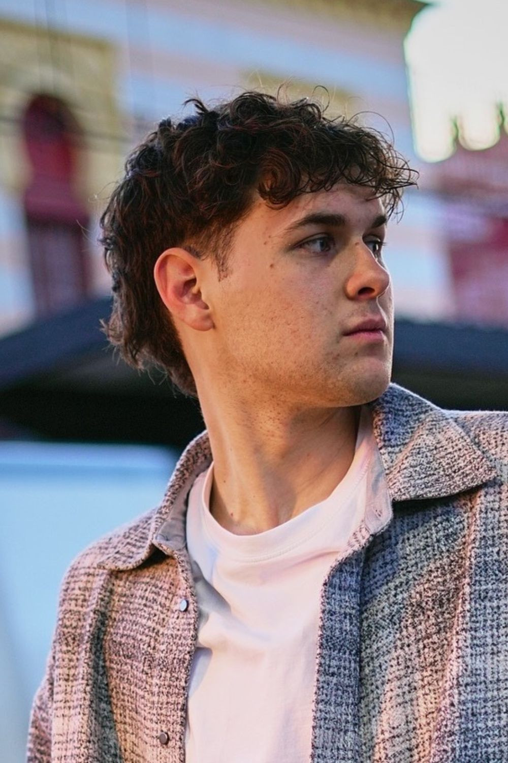 Quique Hidalgo backdrop