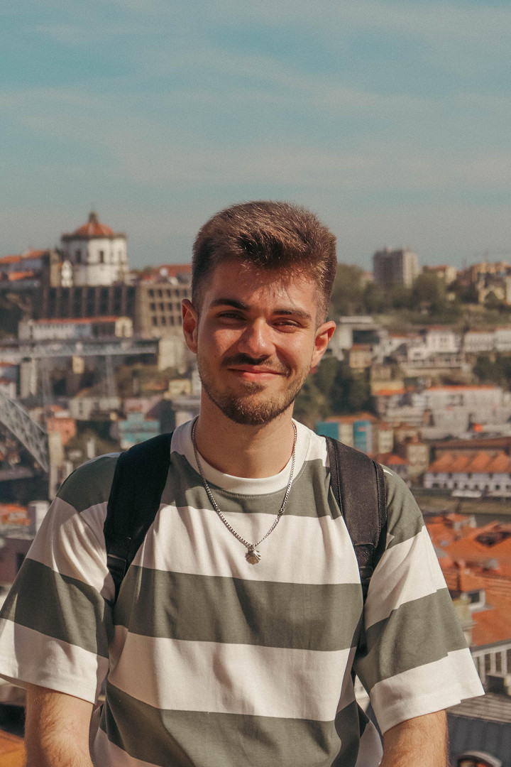 Manuel Díaz backdrop