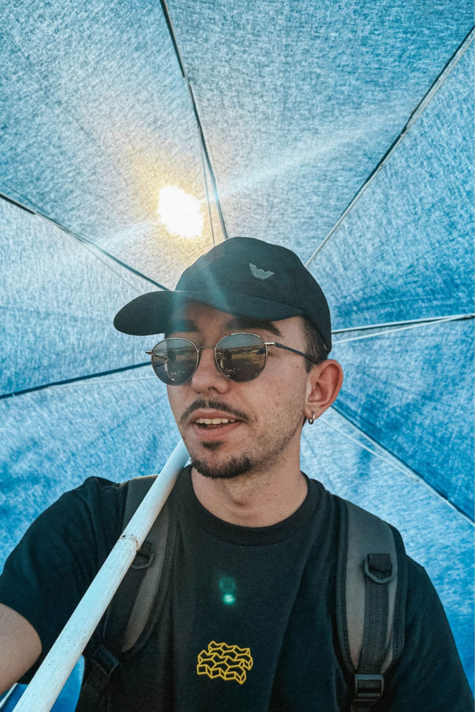 Javier Durán backdrop