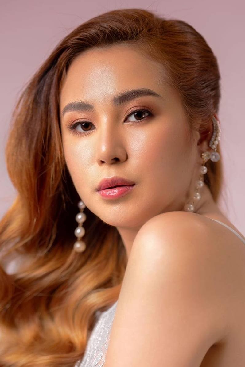 Bo Ivann Lo backdrop