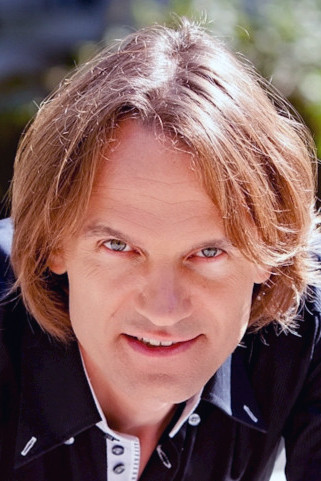 Robert Dragar backdrop