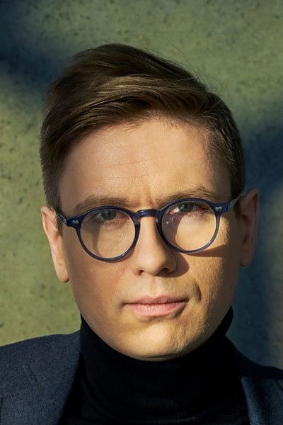 Víkingur Ólafsson backdrop