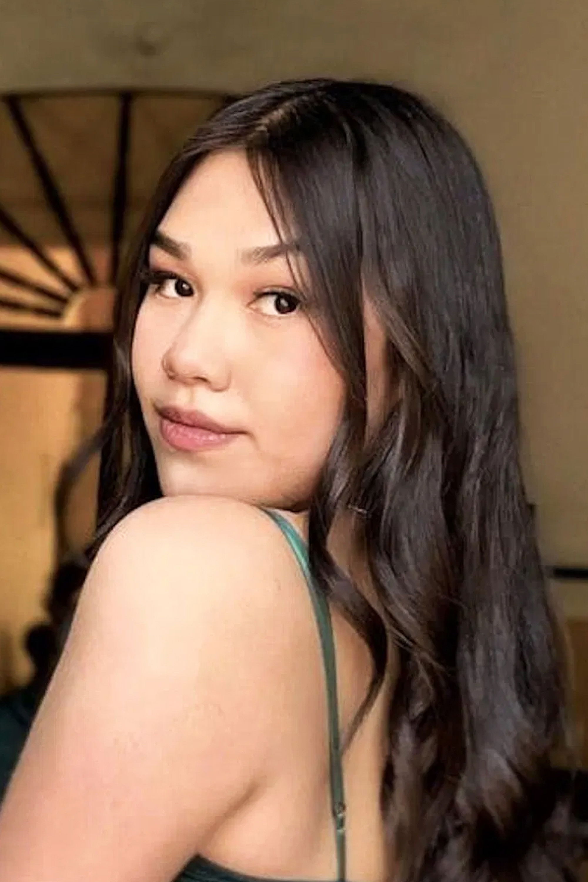 Koret Cuervo backdrop