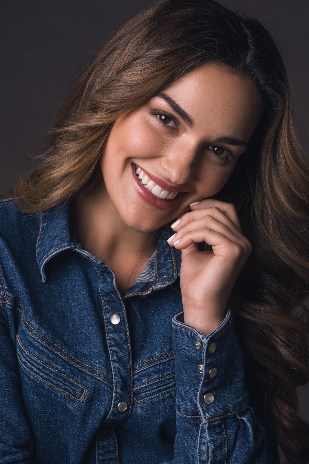 Fefi Oliveira backdrop