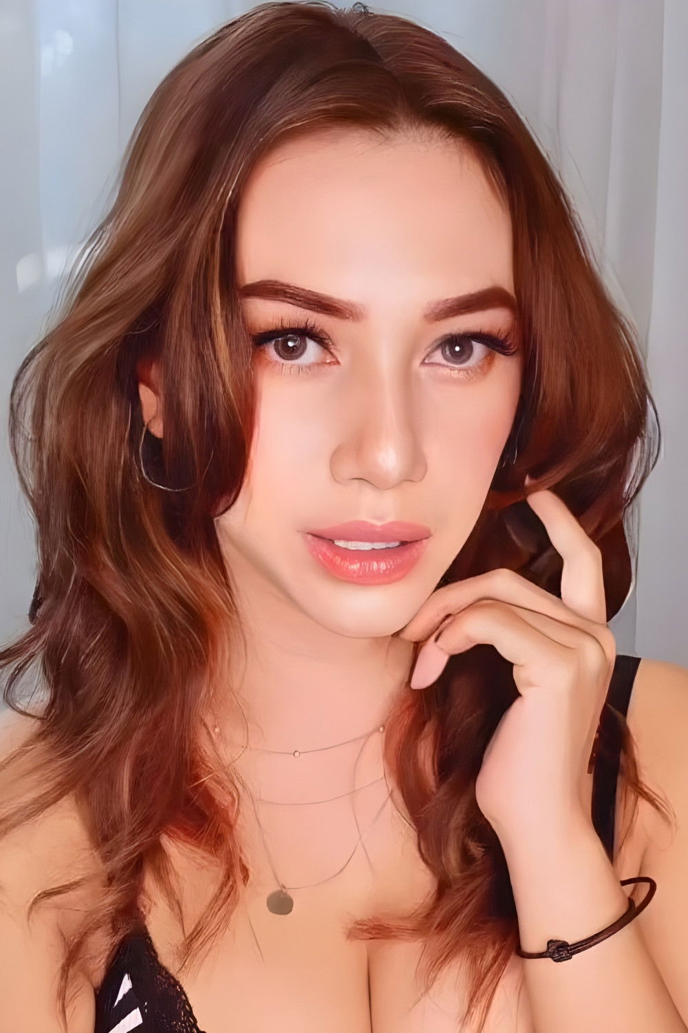 Ariele Bellus backdrop