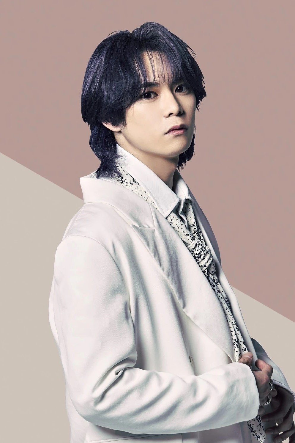 Naotake Tsuchiya backdrop