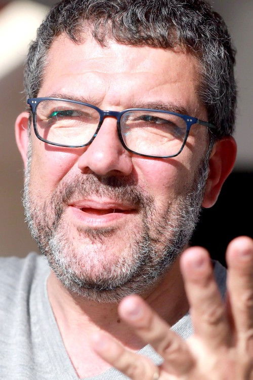 Arnaud Schaumasse backdrop