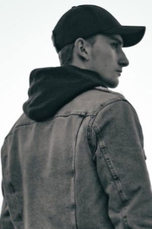 Jan-Eriq Maaß backdrop