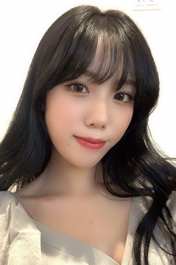 Momo Fukuda backdrop