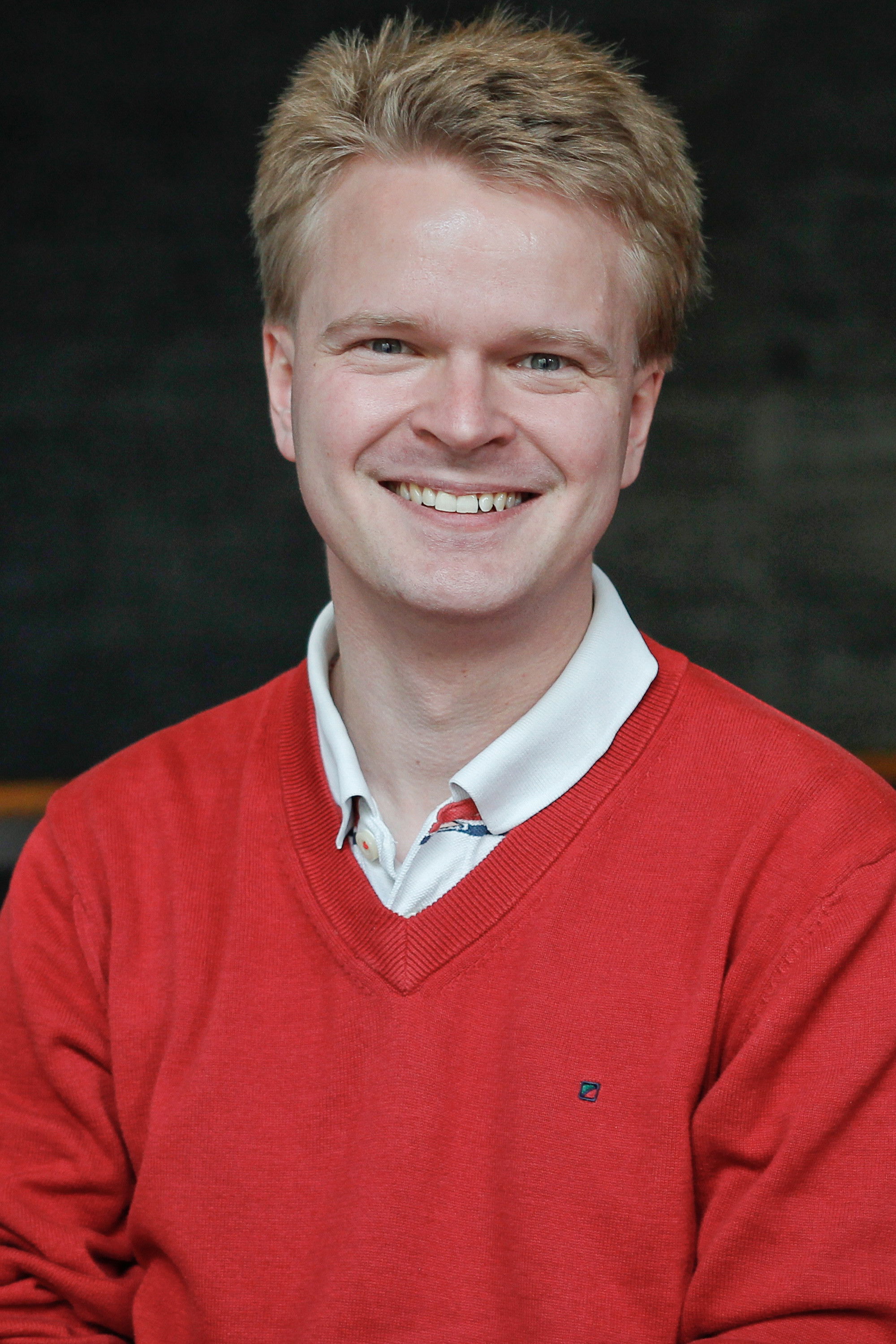 Lars B. Frahm backdrop