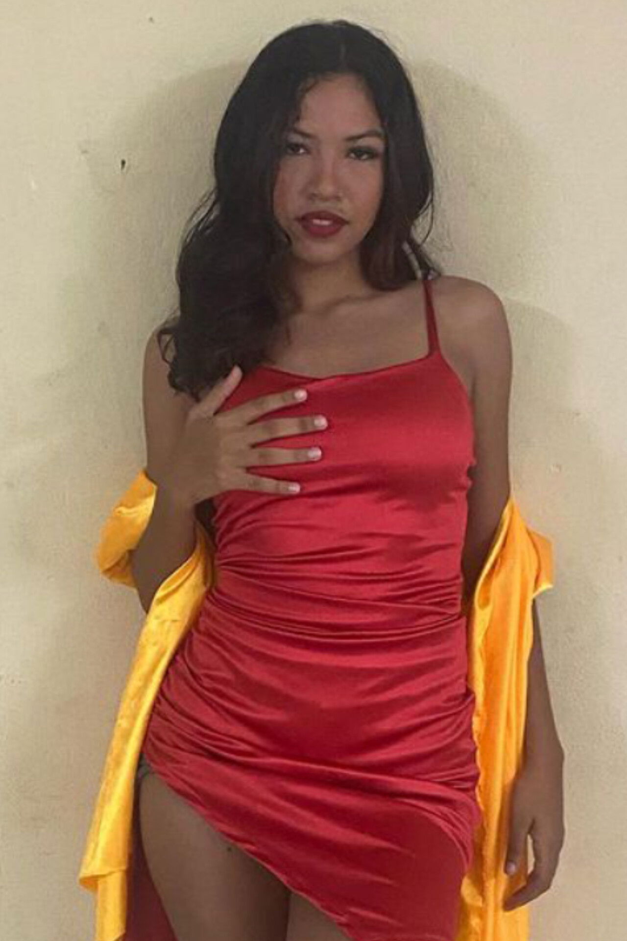 Anne Oliveira backdrop