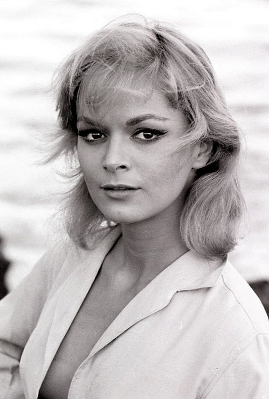 Letícia Román backdrop