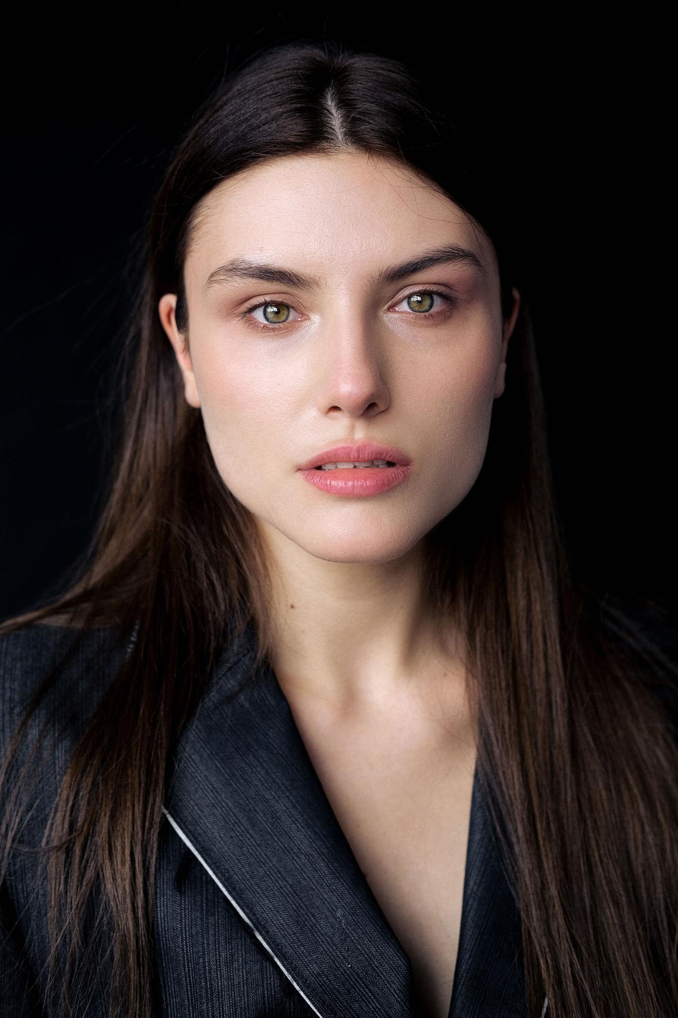 Carolina Koitsan backdrop