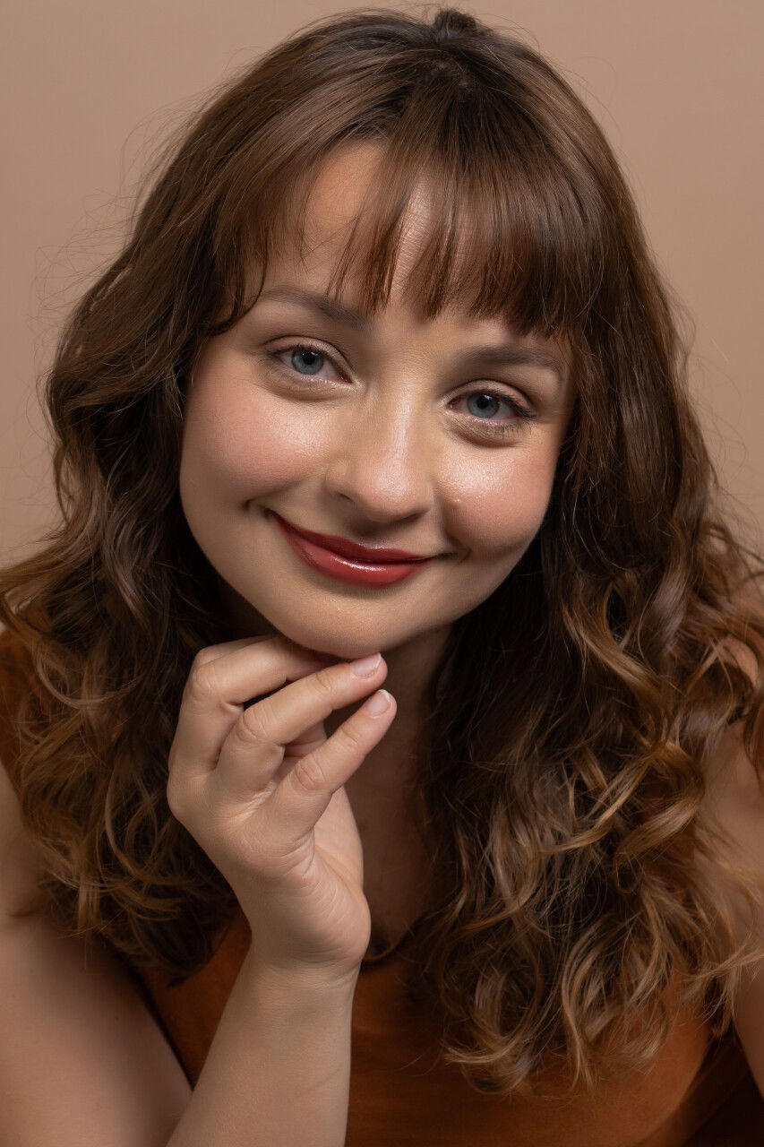 Mirella Queiroz backdrop