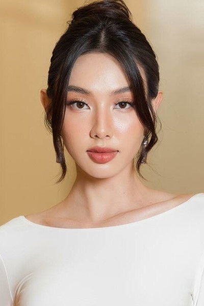 Nguyễn Thúc Thùy Tiên backdrop