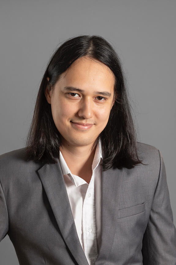 Hoan Ton-That backdrop