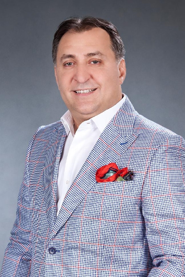 Vali Vijelie backdrop